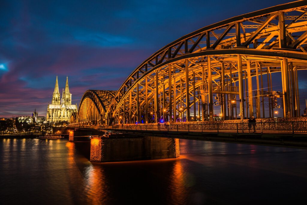 Köln Nachtansicht. Beleuchtete Brücke über den Rhein..
