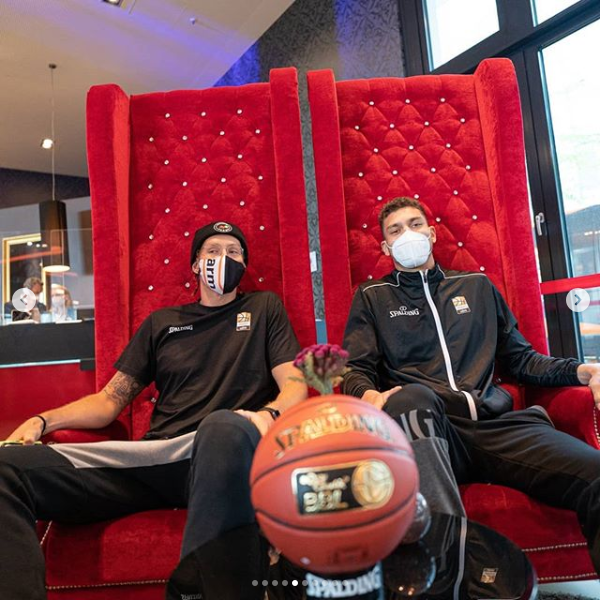 Zwei Basketballprofis sitzen in der Lobby des Leonardo Royal Hotel Munich