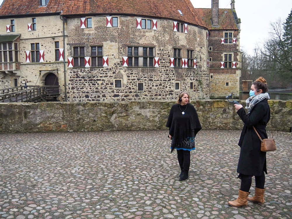 Filmaufnahmen für die virtuelle Führung durch Burg Vischering (auf dem Burghof).