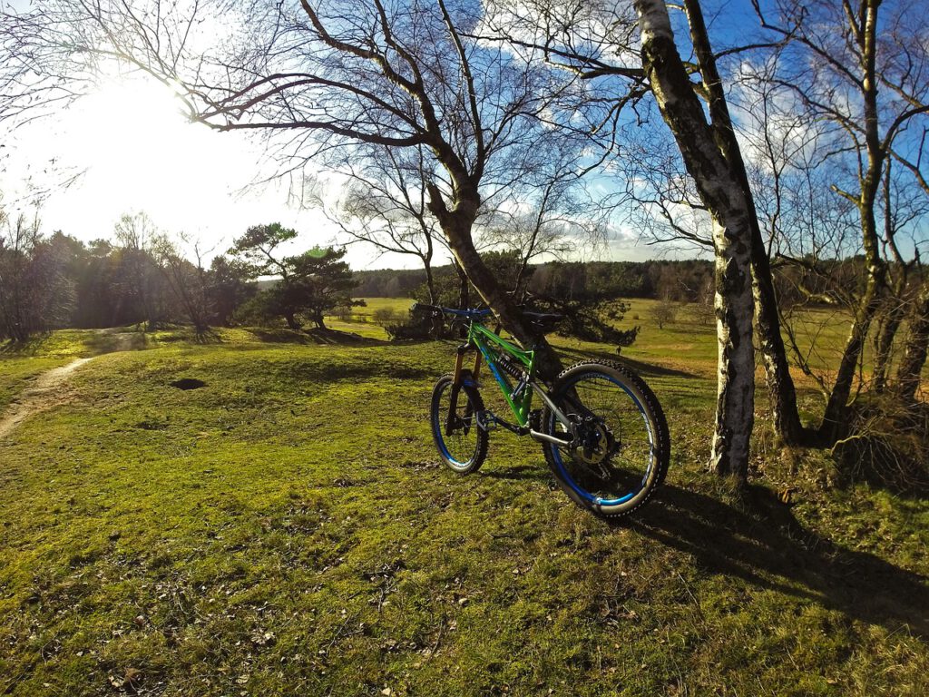Zu sehen ist ein Mountainbike in einer grünen Landschaft.
